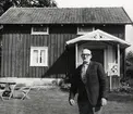 Gustav Öhrn framför stugan på Stora Lindö, Södra Bergundasjön. 1971.