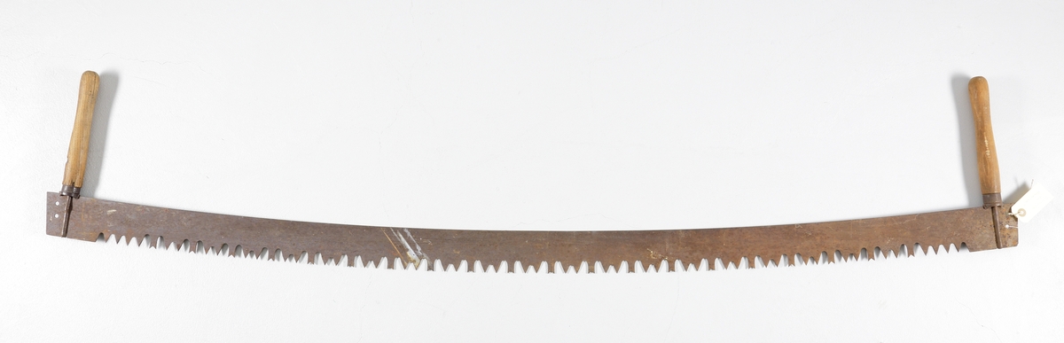 Tvåhands timmersåg med handtag i vardera änden av bladet. Handtagen består av två stycken svarvade stavar som är skruvade i sågbladet. För att använda denna såg behövdes två man för att dra sågen.