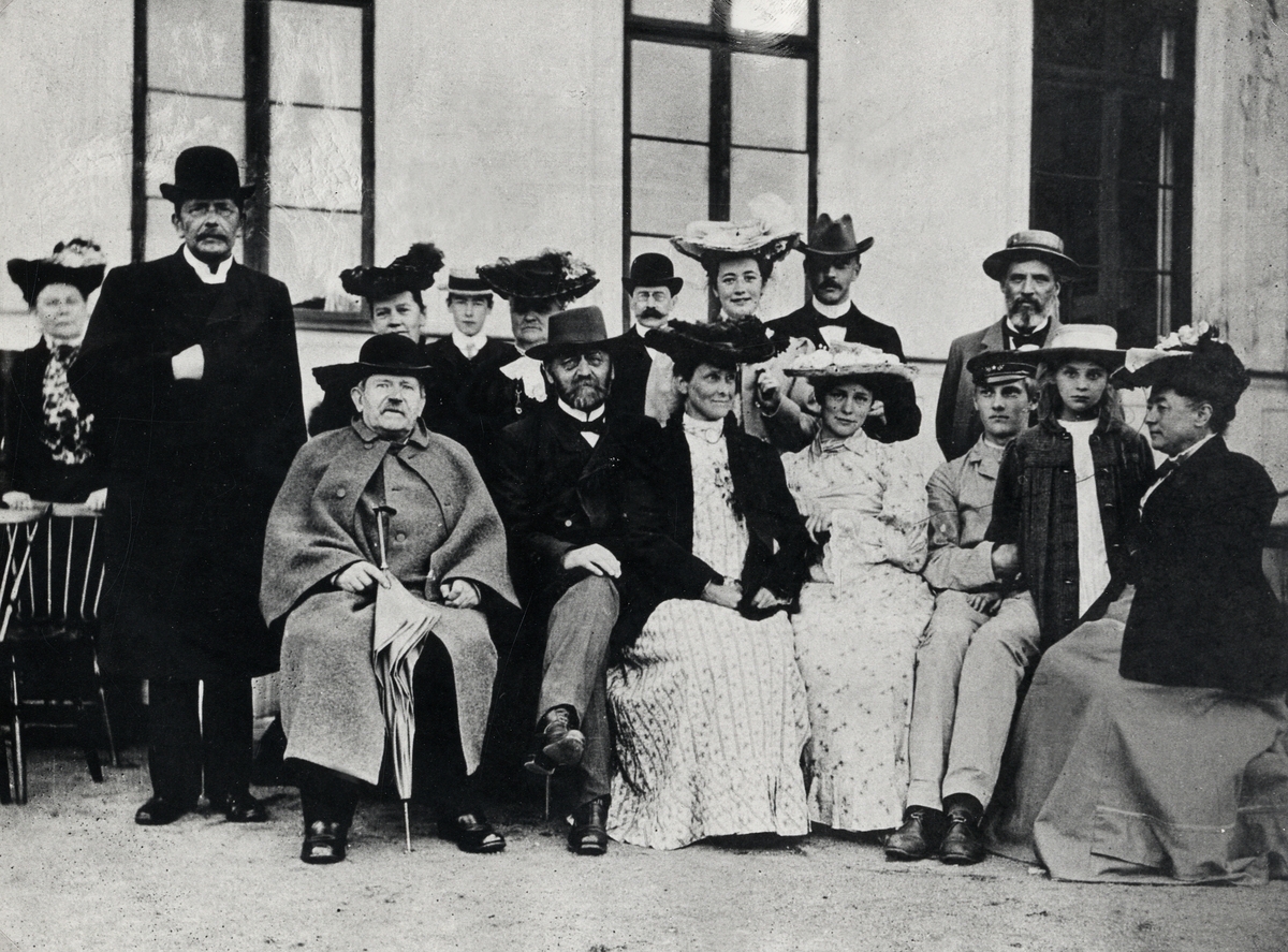 Gruppfoto, Växjö, ca 1905. 
Fr.v.: Fru Ahnstrand, domprost Henning, dr Södergren, fru Söderqvist, okänd, fru Arcadius, rektor Andersson, borgmästare Bergendahl, fru Andersson, fröken Henning, notarie Ekelundh, fröken Andersson, Alf Andersson, rektor Arcadius, Birgit Andersson och domprostinnan Henning.