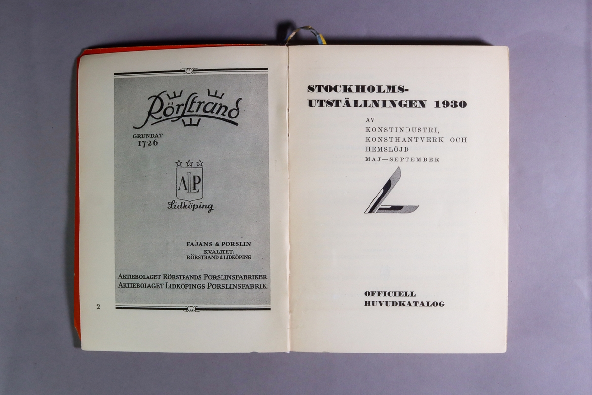 Utställningskatalog för Stockholmsutställningen 1930, huvudkatalog. Titel: "Stockholmsutställningen 1930 av konstindustri, konsthantverk och hemslöjd, maj-september : officiell huvudkatalog". Limhäftad katalog i enkelt pappband. 278 sidor med utvikbar karta över utställningsområdet. I ett inbundet blågult pappersband hänger ett bokmärke med reklam för falu rödfärg och trätjära från Stora Kopparbergslags aktiebolag Falun. Tryckt hos Almqvist & Wiksells Boktryckeri-A-B. Uppsala 1930.
