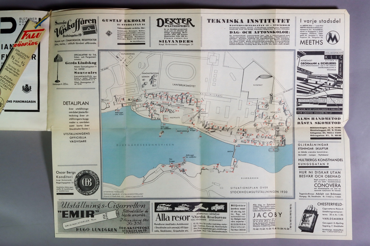 Utställningskatalog för Stockholmsutställningen 1930, huvudkatalog. Limhäftad i enkelt papp-band. Innehåller redovisning för utställning: föremål, idéer och liknande.