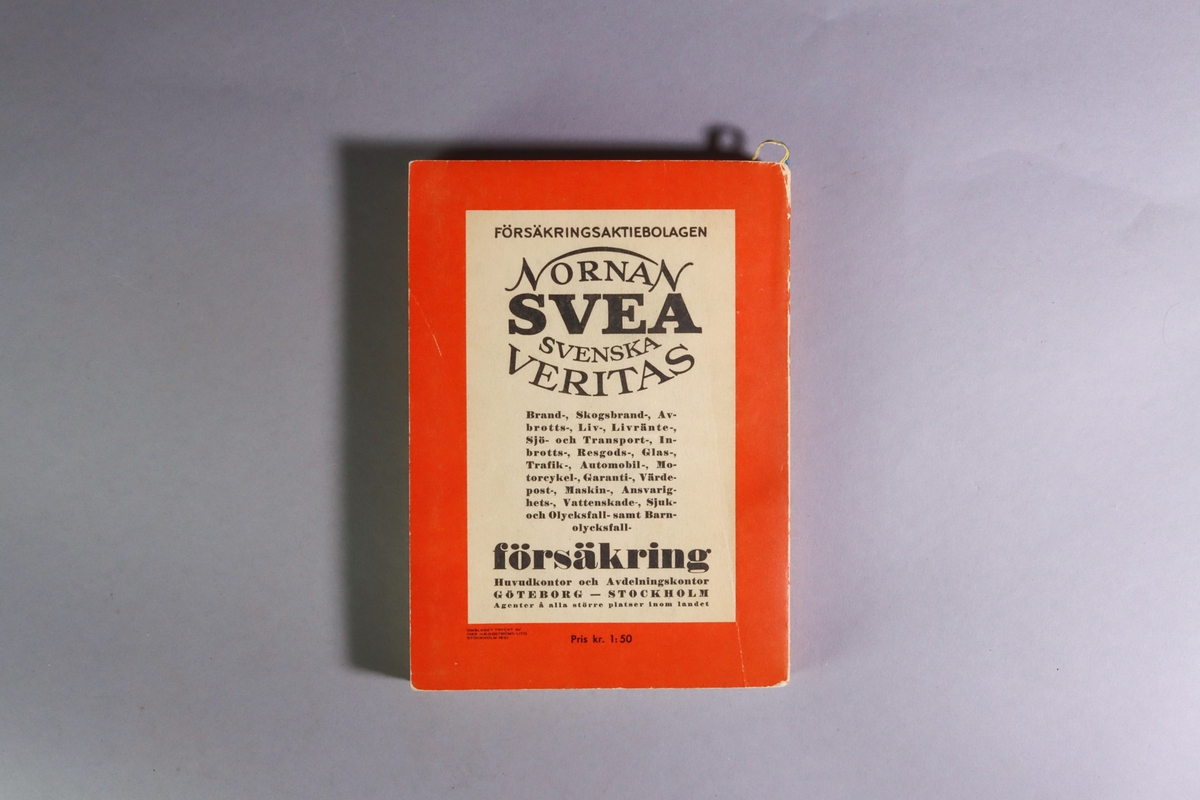 Utställningskatalog för Stockholmsutställningen 1930, huvudkatalog. Titel: "Stockholmsutställningen 1930 av konstindustri, konsthantverk och hemslöjd, maj-september : officiell huvudkatalog". Limhäftad katalog i enkelt pappband. 278 sidor med utvikbar karta över utställningsområdet. I ett inbundet blågult pappersband hänger ett bokmärke med reklam för falu rödfärg och trätjära från Stora Kopparbergslags aktiebolag Falun. Tryckt hos Almqvist & Wiksells Boktryckeri-A-B. Uppsala 1930.