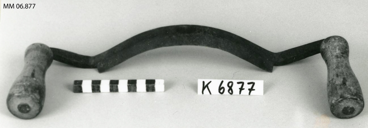 Krumkniv, eggen bågformad med i båda ändar trähandtag.