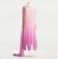 Klänning av tyll i olika rosa toner, monterad på docka. Orig