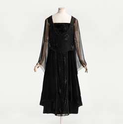 Klänning, monterad på docka, av siden och sammet med chiffon