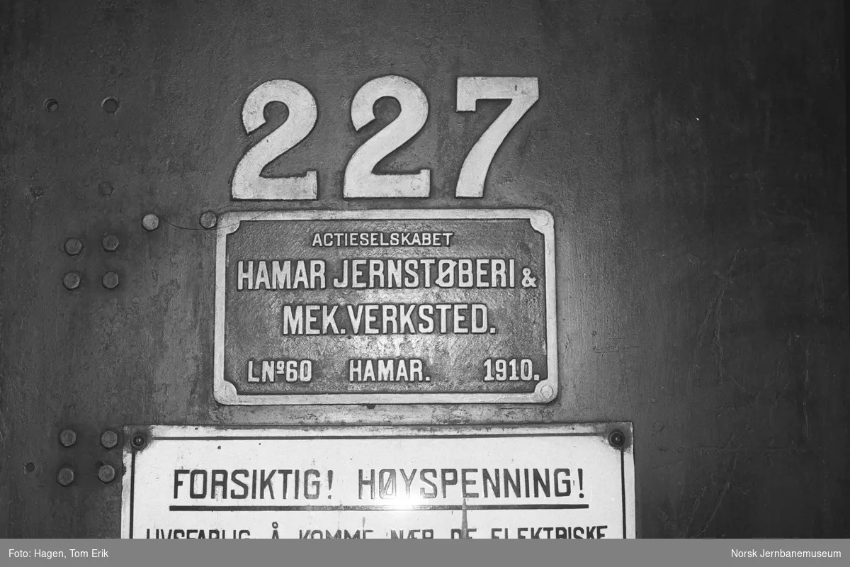 Fabrikk- og nummerskilt på damplokomotiv 25a 227 i lokomotivstallen på Hamar