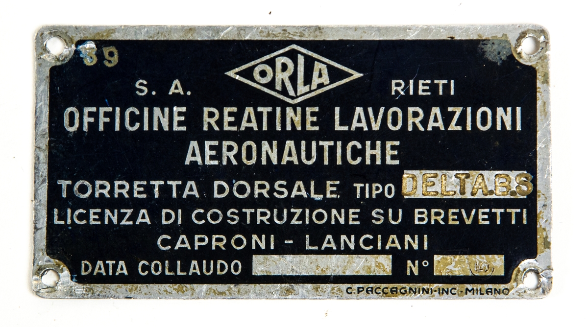 Tre typskyltar från flygplan: 
Boeing B-17G, s/n 6924
Caproni Ca.313, s/n 4915
ORLA, troligen för kulsprutetorn på Caproni.