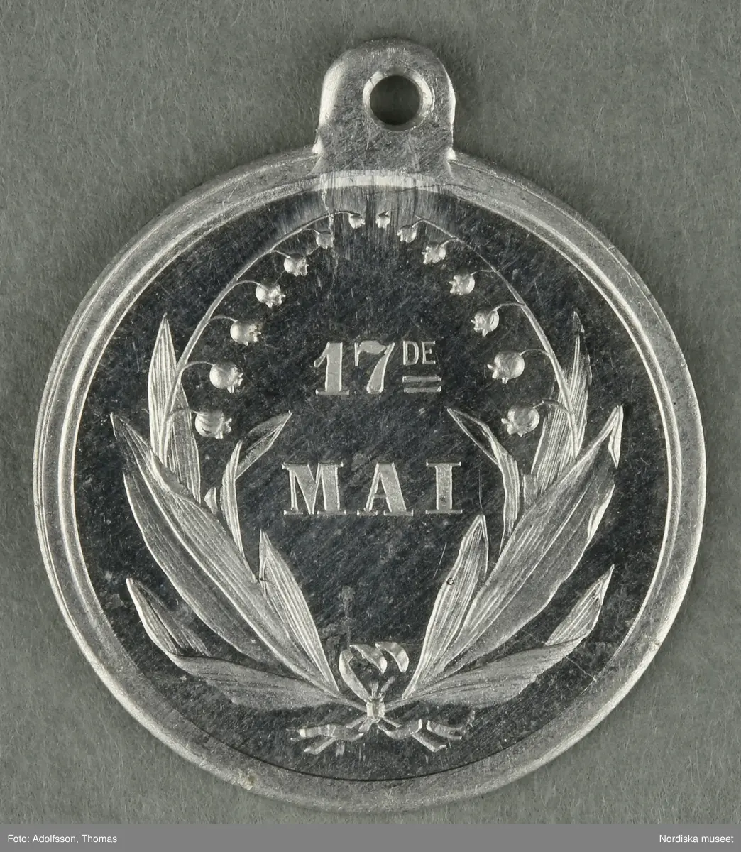 Huvudliggaren:
"a-y, Minnesmedaljer, norska, över den 17 maj; av aluminium (1 av vit metall) 24 st. från åren 1884-1907.
Gåva 28/5 1907. Läffler, Fritz, professor, Djursholm."