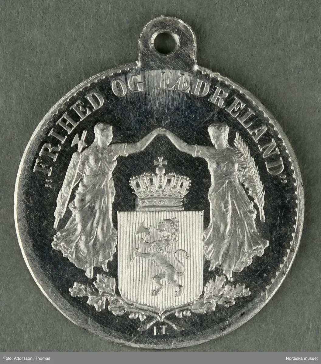 Huvudliggaren:
"a-y, Minnesmedaljer, norska, över den 17 maj; av aluminium (1 av vit metall) 24 st. från åren 1884-1907.
Gåva 28/5 1907. Läffler, Fritz, professor, Djursholm."