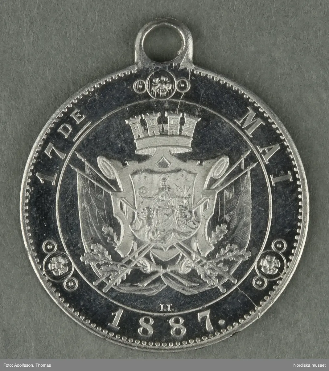 Huvudliggaren:
"a-y, Minnesmedaljer, norska, över den 17 maj; av aluminium (1 av vit metall) 24 st. från åren 1884-1907.
Gåva 28/5 1907. Läffler, Fritz, professor, Djursholm."