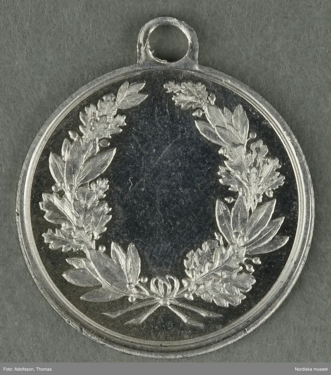 Huvudliggaren:
"a-y, Minnesmedaljer, norska, över den 17 maj; av aluminium (1 av vit metall) 24 st. från åren 1884-1907.
Gåva 28/5 1907. Läffler, Fritz, professor, Djursholm."