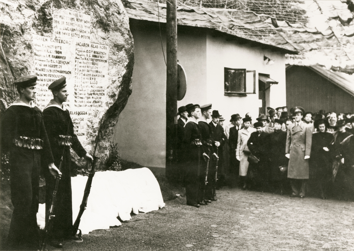 Jagarolyckan vid Hårsfjärden den 17.9.1941.
Minneshögtid över jagarolyckans offer, Hårsfjärden, 17.9.1942.