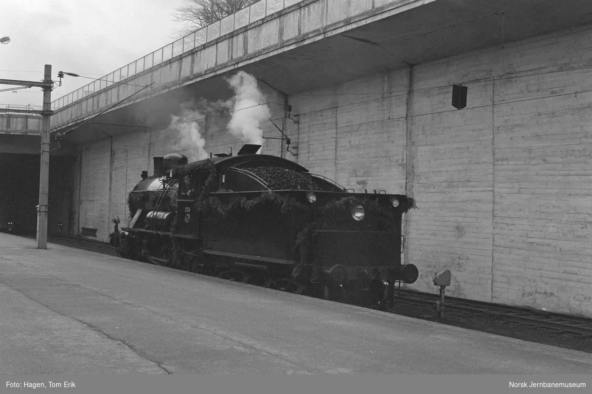 Damplokomotiv 24b 236 på Stavanger stasjon i forbindelse med markeringen av Jærbanens 100 års jubileum
