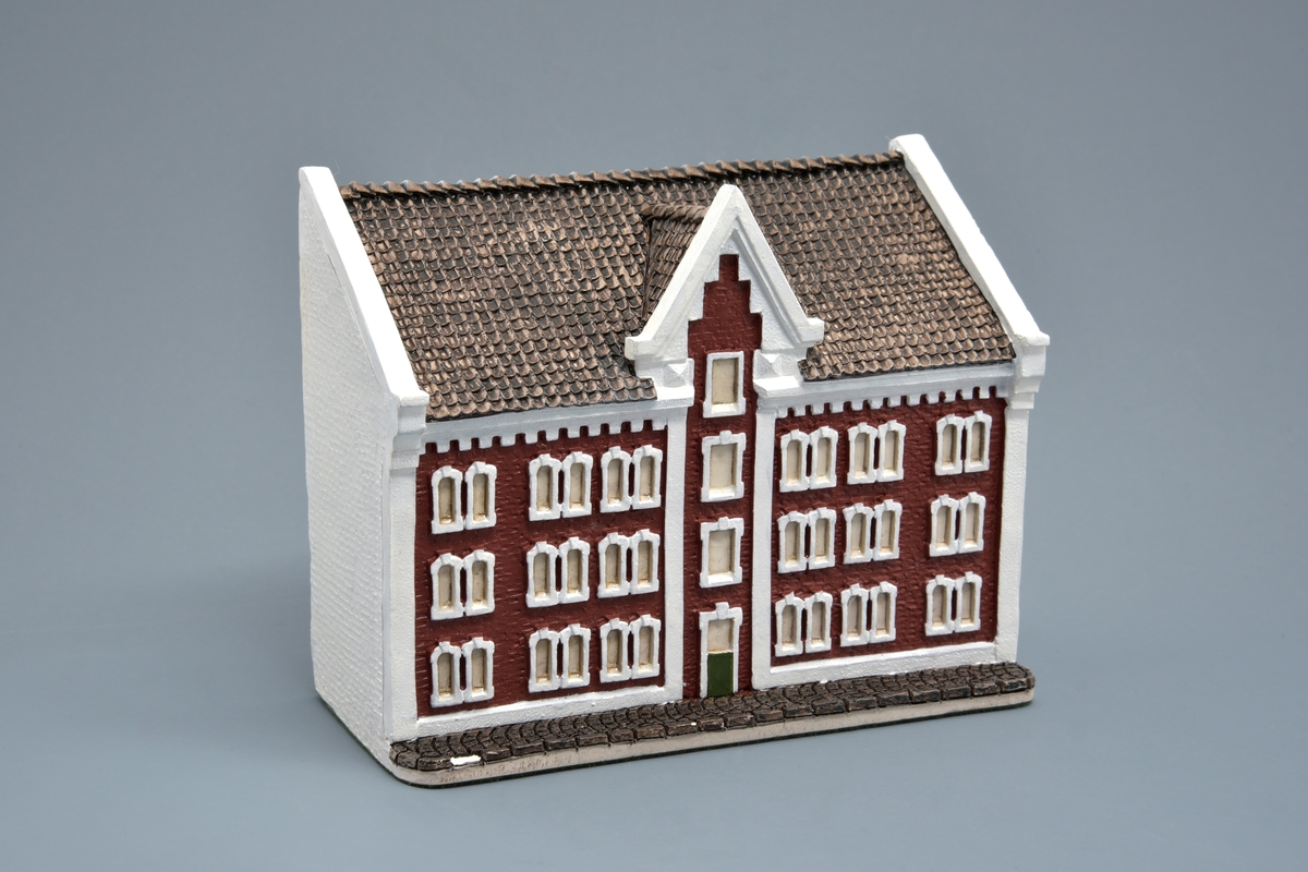 Liten skulptur av Mobil sitt hovedkontor i Stavanger. Oppbevart i original emballasje.