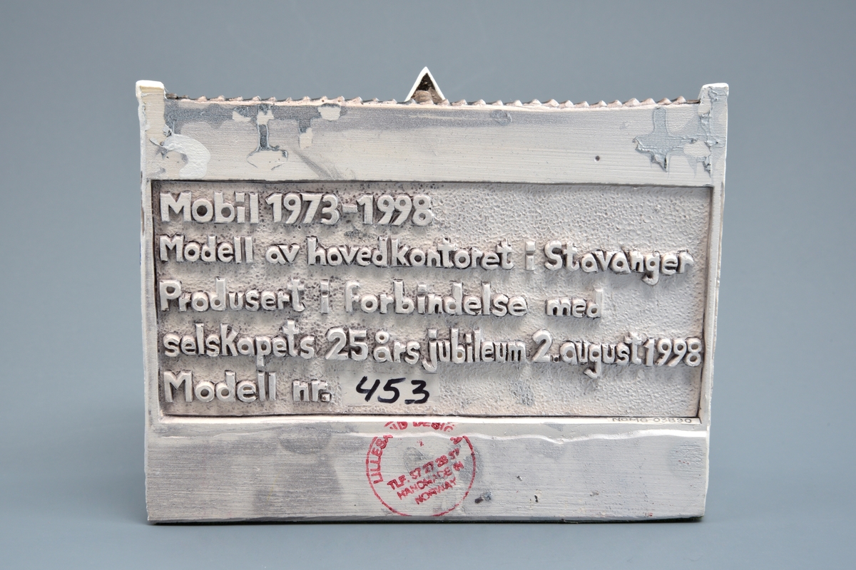 Liten skulptur av Mobil sitt hovedkontor i Stavanger. Oppbevart i original emballasje.