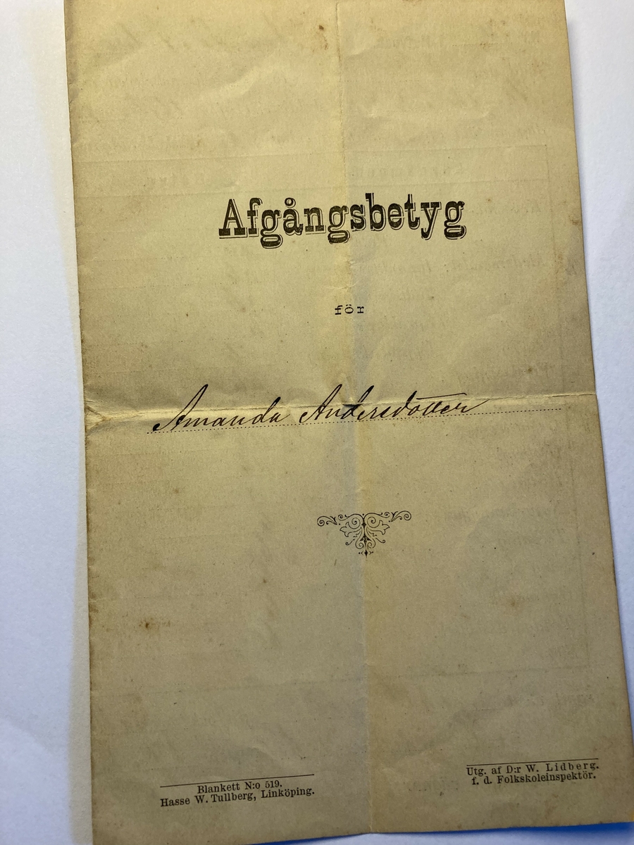 Skolbetyg 1892
Konfirmationsminne 1890

1  Avgångsbetyg för Amanda Andersdotter (1878-1954) i Holmen, Berget, Ollehagen, Alingsås landsförsamling. Inskriven i fasta folkskolan vid Landskyrkan i Alingsås landsfrs den 15/2 1888.
Betyget från den 17/11 1892.

Vikt, 4 sidor.

2  Konfirmationsbok. 60 sidor, Lund 1889
Konfirmationsminne Ida Fredrika Andersdotter (1875-1948), Holmen, Alingsås landsförsamling.
Minne av dagen den 26/7 1890.

Systrar, bytte sedan namn till Andersson, ogifta.