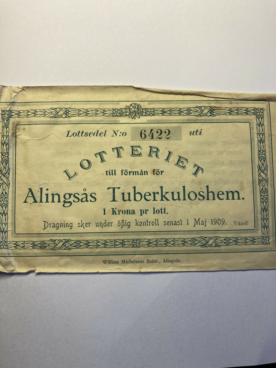 Lottsedel

Lottsedel no 6422 uti lotteriet till förmån för Alingsås Tuberkuloshem.
1 krona pr lott.
Dragning sker under öflig kontroll senast 1 maj 1909.

William Michelsens Boktr. Alingsås.

Grönt tryck på gultonat papper, skadat hö sida.