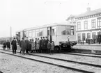 Härnösands station.
Den första motorvagnen i Härnösand 1922. Mannen i vitt skägg är doktor Kaijser, mannen med paraply är rektor Kamfendal, mannen med plommonstop är trafikchef Leijonhuvud.Motorvagnen drevs av ett ångmaskineri, den var s.k. ångvagn. Den tillverkades år 1925 av Sentinel Waggon Works, Shrewbury i England med tillverkningsnummer 5709. Järnvägsstationshus.