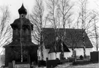 Anundsjö kyrka.
Årtalet 1437 finns uppgivet som byggnadsår för den nuvarande kyrkan. Den ersatte en äldre kyrka från 1200-talet. Den nuvarande kyrkan är uppförd i vitputsad sten i gotisk stil. Taket hade sannolikt lägre resning än nu. När stjärnvalv slogs ca 1500 höjdes taket och fick det nuvarande höga, branta takfallet. Taket täcks av spån och har tre spånklädda takryttare. Målningarna överkalkades på 1700-talet. En del äldre inredningsdetaljer finns bevarade bl.a ett krucifix från ca 1500. Från 1600-talets slut och 1700-talet finns en del fast inredning kvar som predikstol och dopfunt. Klockstapeln klädd med spån är uppförd 1759 av Pehr Zackrisson i Kubbe.