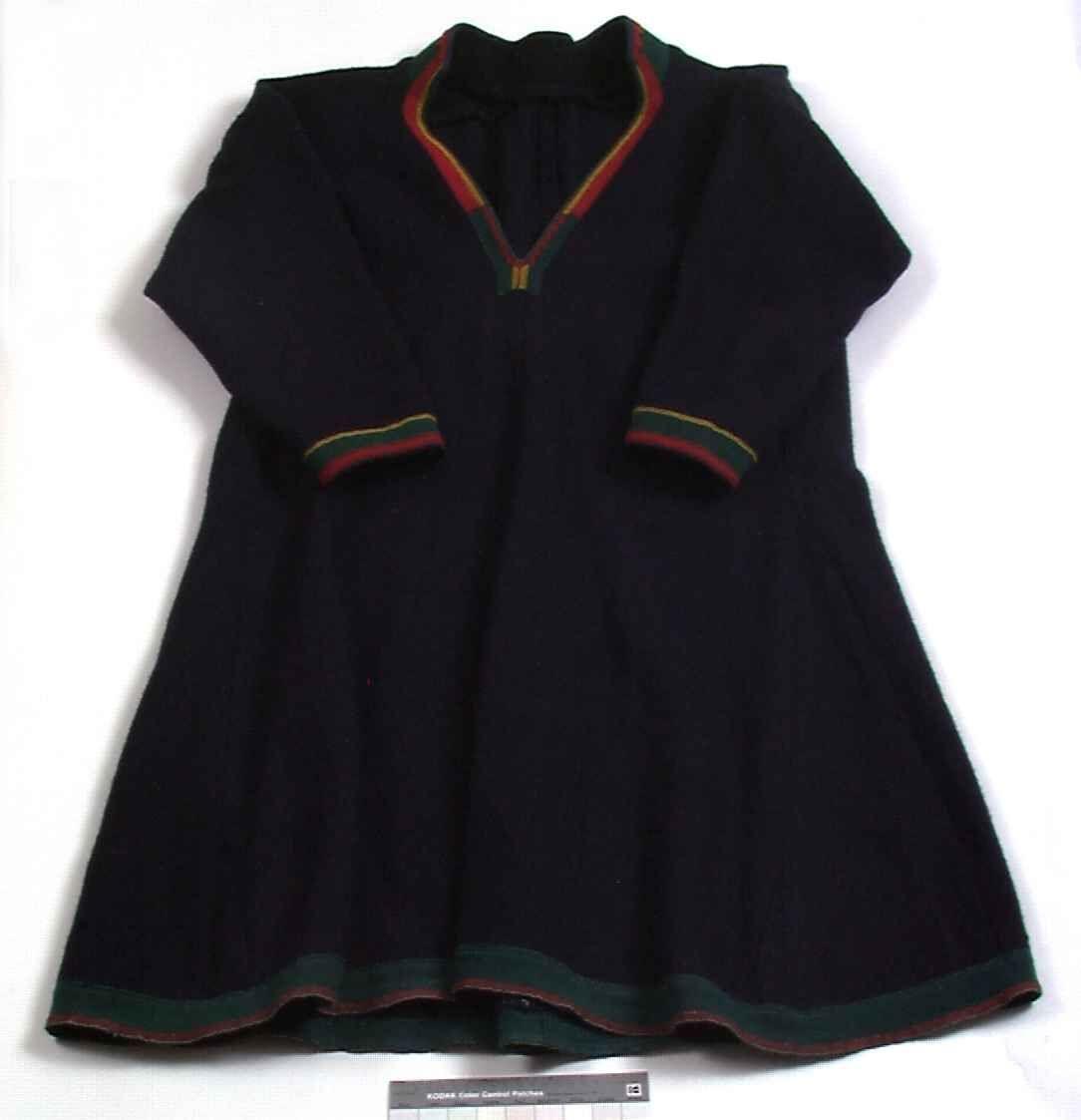 Mørkeblå ålmåjgáppte/mannskofte, hullogáppte/ullkofte med ruvddalissto samt snjisjkodum/grindvevd lissto/kantbånd langs skjørtekanten. Tekstilapplikasjoner ved ermer og i hals. 

Ruvddalissto er i grønn farge samt snjisjkodum/grindvevd lissto/kantbånd påsydd nederst. Den er 4 cm. bred inkl. lissto/det vevde båndet. Lissto er 0,9 cm. bred. 
Sase/Ermene har sájá/dekorborder i gult, 0,4 cm bred, grønt 1,8 cm. bred og rødt 1 cm. bred. Ermene har ikke påsydd badjelbuddas/kantning nederst i ermekanten.
Sájá i åhtså/bryståpningen nederst er i grønt som vender ned i to spisser på hver side, samt sikk-sakk tagget kant i rødt og en smal stripe i rødt og gult. Øverst i åhtså/bryståpningen opp mot halspartiet er sájá/dekorbordene i fargene rødt og gult og badjelbuddas i grønt. 
Goahkka/Kragen er i grønn farge og en sikk-sakk tagget remse i rødt. Kragen har ikke divlle. Badjelbuddas/Øverste kantning er blå.
Gáppte har også giedavuollåhkko/kiler under ermene, samt gájrá/kiler i sidene.