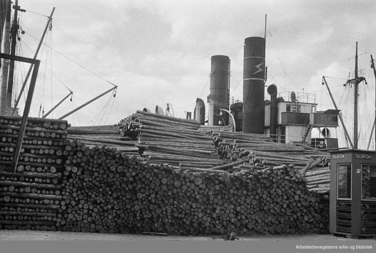 Lasting av tømmer på Oslo havn. Sommeren 1946