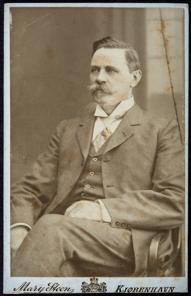 Portrett av Direktør Rudolf Sigismund Syberg (1851-1914) Han var direktør på Aadals Brug Mekaniske Verksted og Jernstøperi fra 1902 til 1913. Syberg var dansk, og ble født i Thisted 01.08.1851