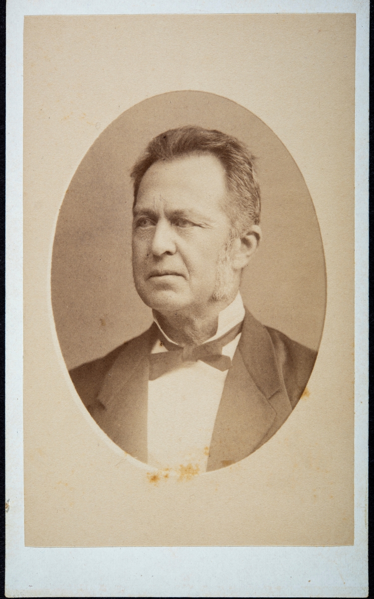 Portrett av Direktør Rudolf Sigismund Syberg (1851-1914) Han var direktør på Aadals Brug Mekaniske Verksted og Jernstøperi fra 1902 til 1913. Syberg var dansk, og ble født i Thisted 01.08.1851