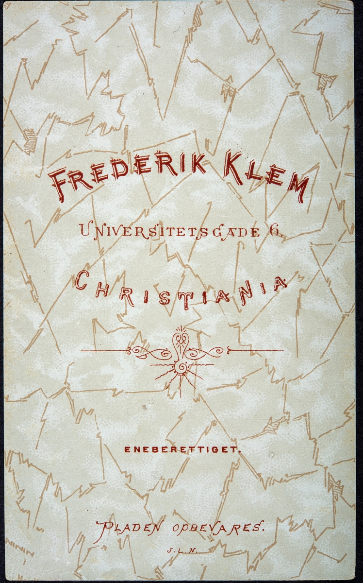 Portrett av Direktør Rudolf Sigismund Syberg (1851-1914) Han var direktør på Aadals Brug Mekaniske Verksted og Jernstøperi fra 1902 til 1913. Syberg var dansk, og ble født i Thisted 01.08.1851