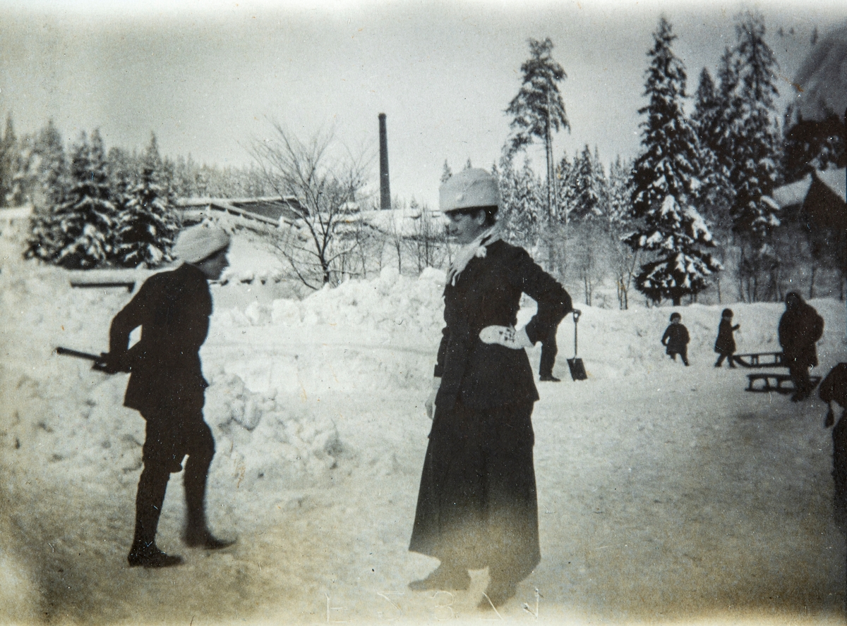 Direktørfamilien Syberg fotografert ved Ådalsbruk. Vinter. Trolig er det fru Julie Anna Clara Syberg og en av sønnene som er avbildet.