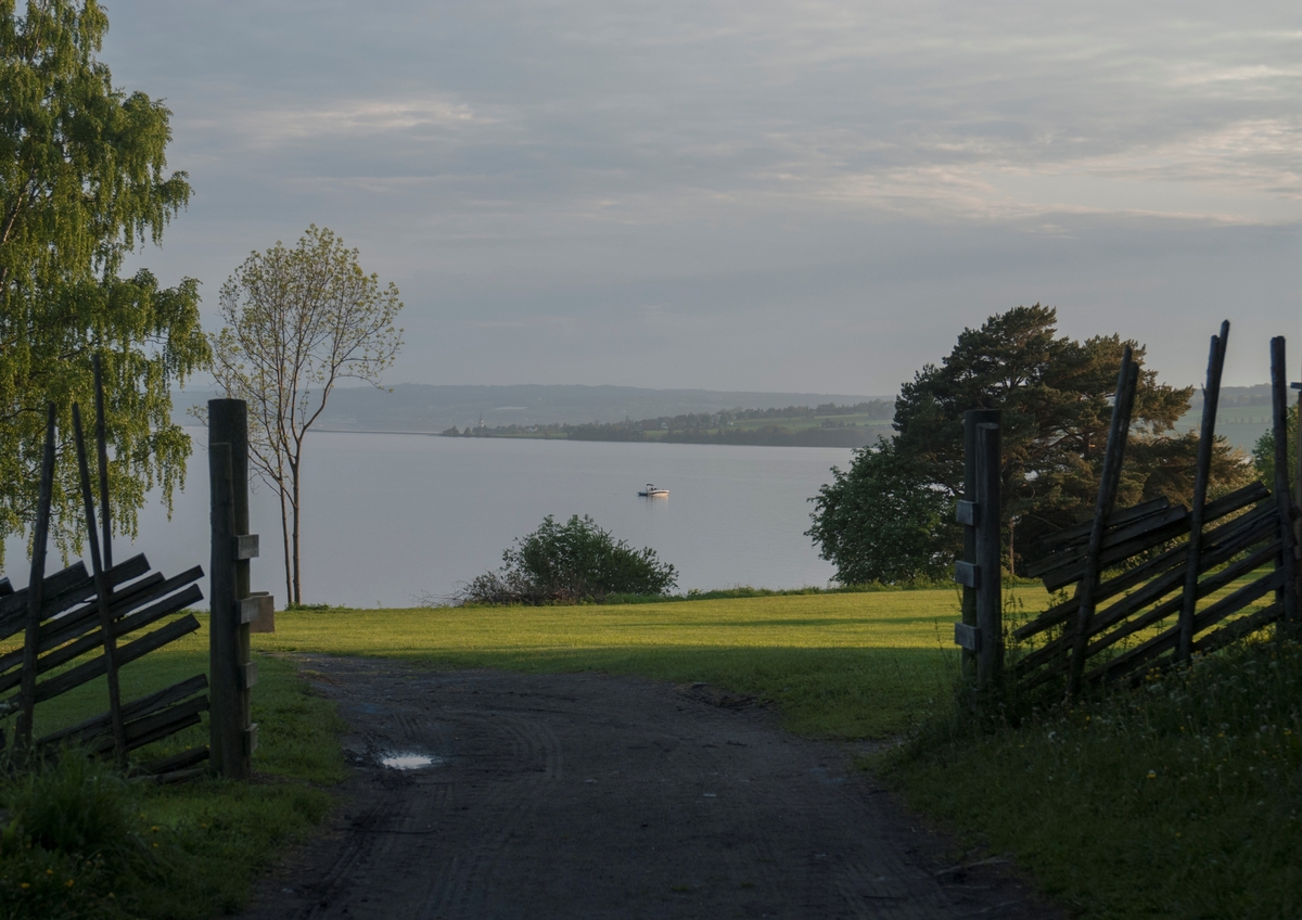 Hedmarkstunet, Domkirkeodden, Hamar. Friluftsområdet, Mjøsa. Kveldsstemning. Museumsområdet. Skigard.