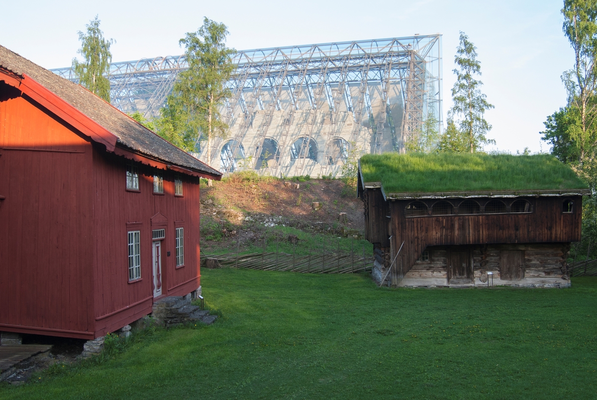 Hedmarkstunet, Domkirkeodden, Hamar. Bolstadbygningen, Skråstad, Vernebygget. Kveldsstemning. Museumsområdet. Skigard.
