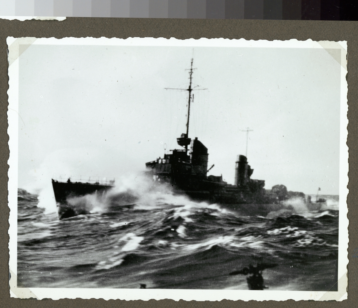 Bilden visar tyska jagare som kämpar mot höga vågor.