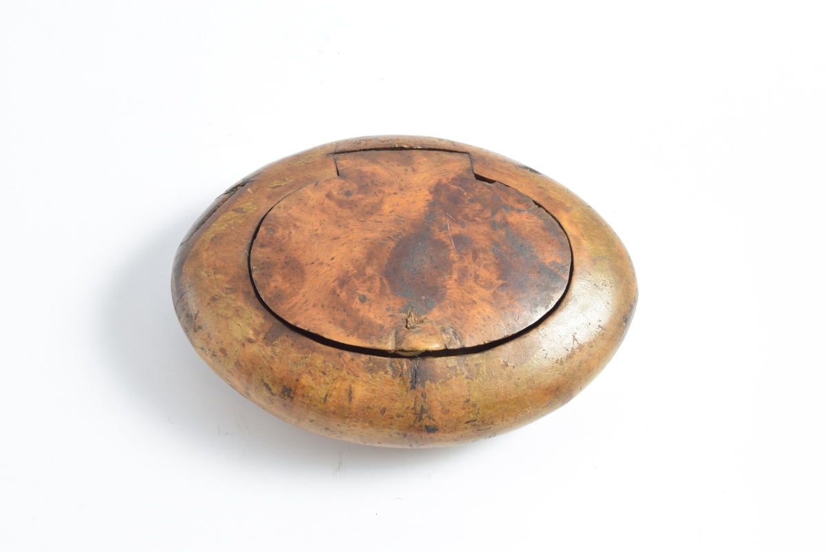 Poler. Oval med svakt buet bunn og topp, rundet overgang mellom dem. Ovalt lokk med trehengsel.