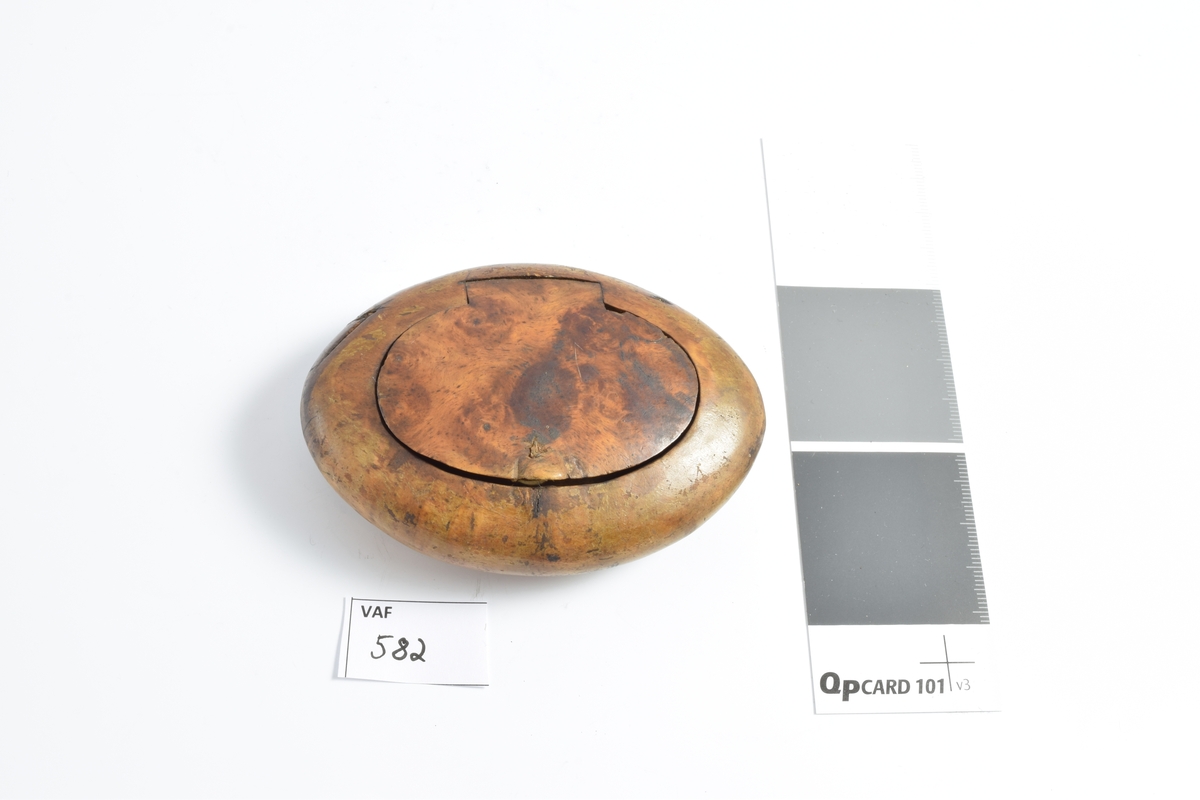 Poler. Oval med svakt buet bunn og topp, rundet overgang mellom dem. Ovalt lokk med trehengsel.