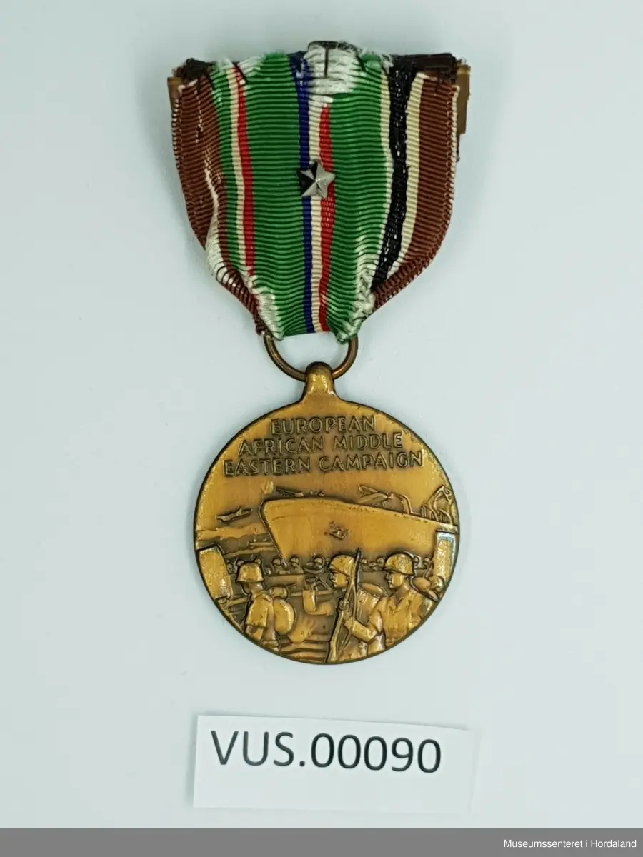 Medaljens fremside er desiget av Mr. Thomas Hudson Jones basert på general Eisenhower sitt ønske om at medaljen skulle inkludere en invasjonssene. Her vises både soldater, krigsskip og krigsfly.  