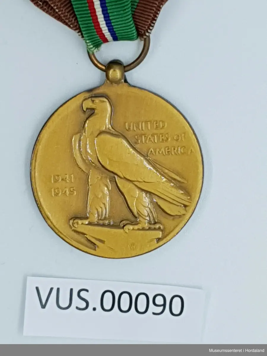 Medaljens fremside er desiget av Mr. Thomas Hudson Jones basert på general Eisenhower sitt ønske om at medaljen skulle inkludere en invasjonssene. Her vises både soldater, krigsskip og krigsfly.  