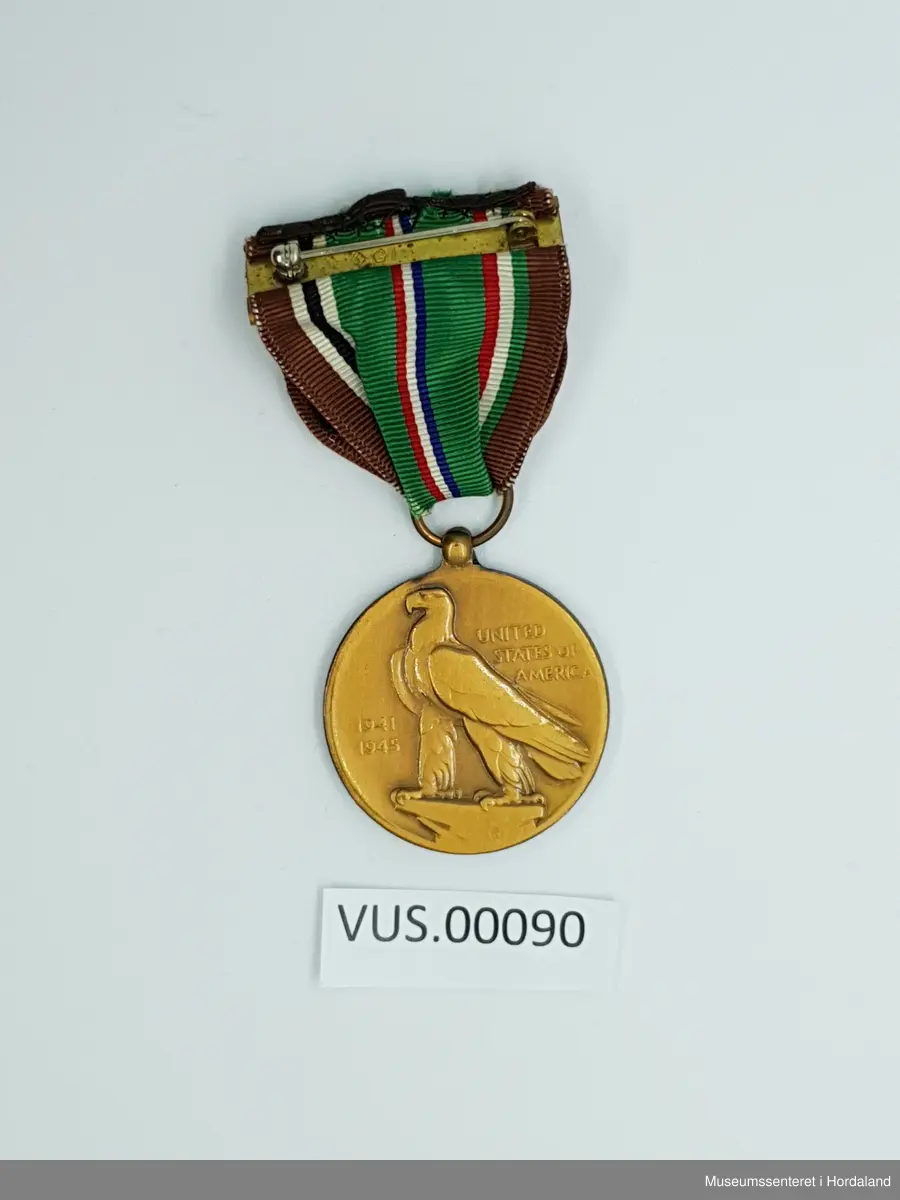 Medaljens fremside er desiget av Mr. Thomas Hudson Jones basert på general Eisenhower sitt ønske om at medaljen skulle inkludere en invasjonssene. Her vises både soldater, krigsskip og krigsfly.  