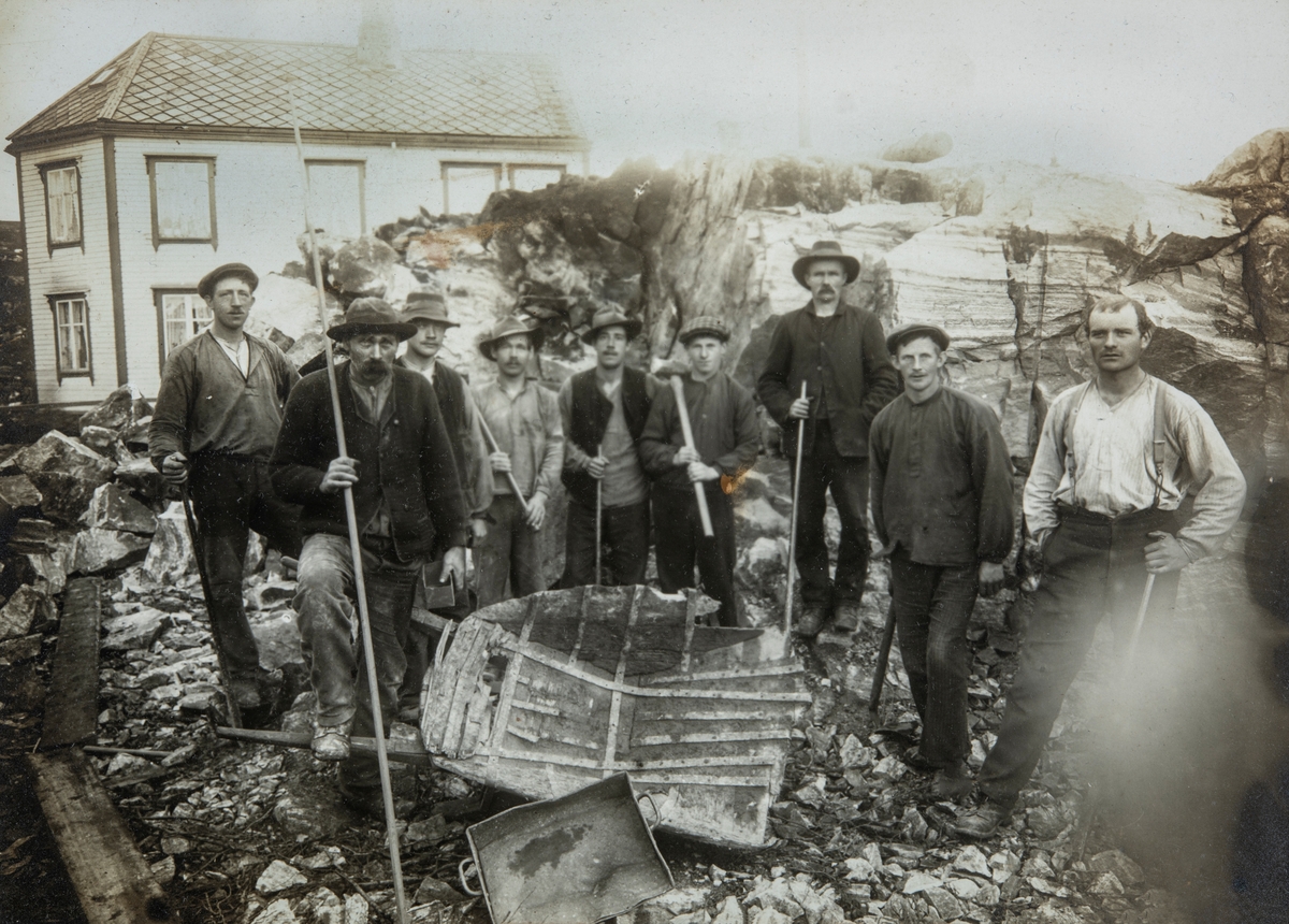 Gruppe 9 ukjente menn, arbeidsmenn, rallarer, anleggsarbeidere. Trillebår, redskap. Ukjent sted.