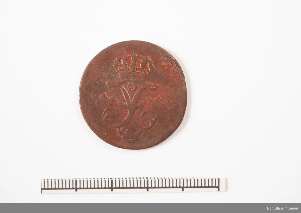 Mynt, Fredrik I.
1 öre sm 1742. Påsen märkt 2.
Funnen vid utgrävning på Bokenäs gamla kyrka.

471 Tillverkningstid 1742
410 Mått/Vikt !TJ0,1,5 DIAM3 CM
594 Landskap BOHUSLÄN