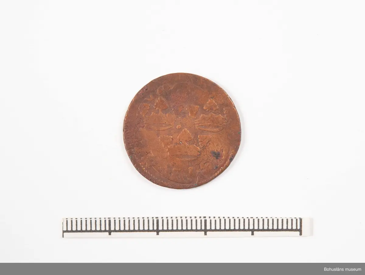 Mynt, Ulrika Eleonora Stockholm 
1 öre Km. 1719
Ompräglad på nödmynt Phoebus 1718. Påse nr 1.
Funnen vid utgrävning på Bokenäs gamla kyrka.


471 Tillverkningstid 1718-1719
410 Mått/Vikt !DIAM2,4 CM
594 Landskap BOHUSLÄN