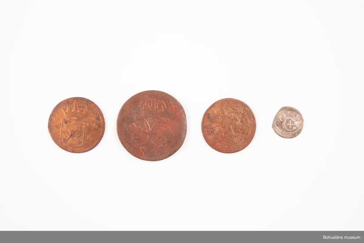 Mynt, Fredrik I.
1 öre sm 1742. Påsen märkt 2.
Funnen vid utgrävning på Bokenäs gamla kyrka.

471 Tillverkningstid 1742
410 Mått/Vikt !TJ0,1,5 DIAM3 CM
594 Landskap BOHUSLÄN
