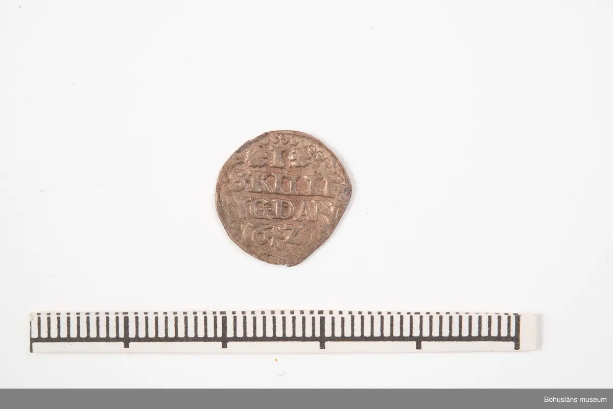 Mynt, silver. Christian IV 1588 - 1648.
Upphittad vid utgrävning i Bokenäs gamla kyrka.

471 Tillverkningstid 1588-1648
410 Mått/Vikt !DIAM1,3 CM
594 Landskap BOHUSLÄN