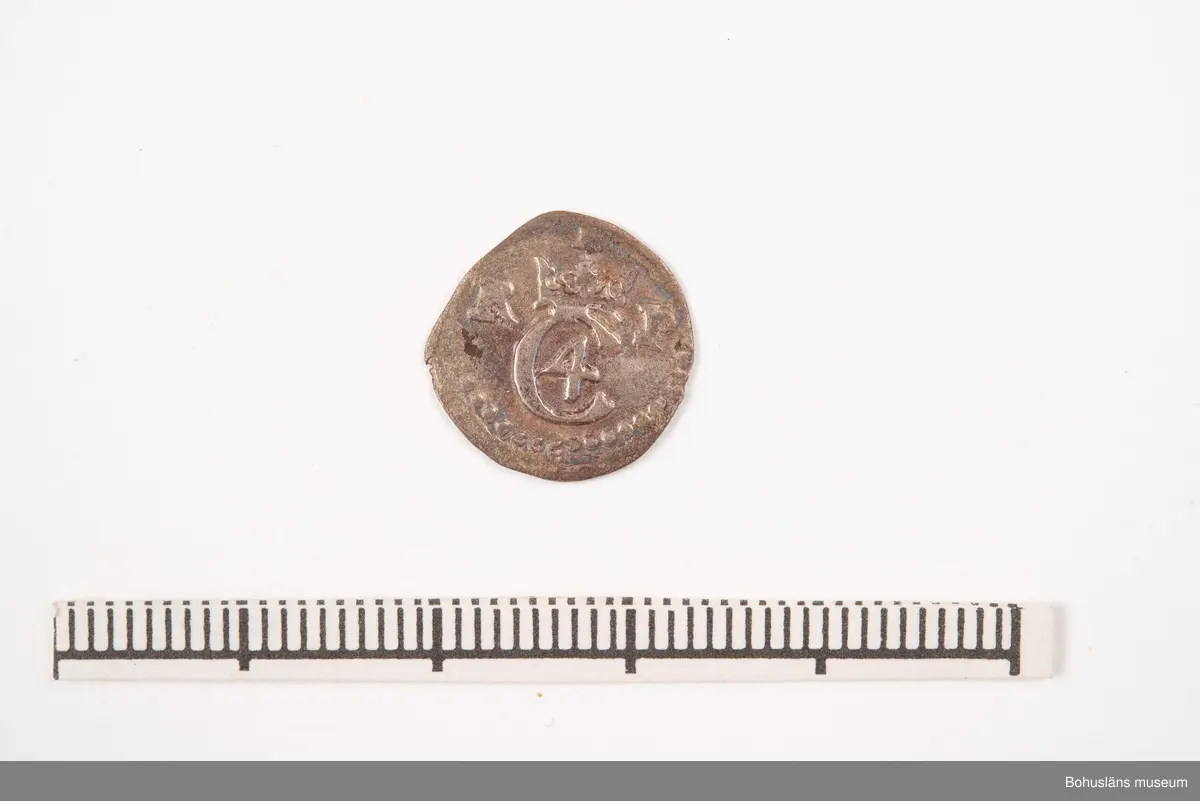 Mynt, silver. Christian IV 1588 - 1648.
Upphittad vid utgrävning i Bokenäs gamla kyrka.

471 Tillverkningstid 1588-1648
410 Mått/Vikt !DIAM1,3 CM
594 Landskap BOHUSLÄN