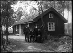 Familj framför hus