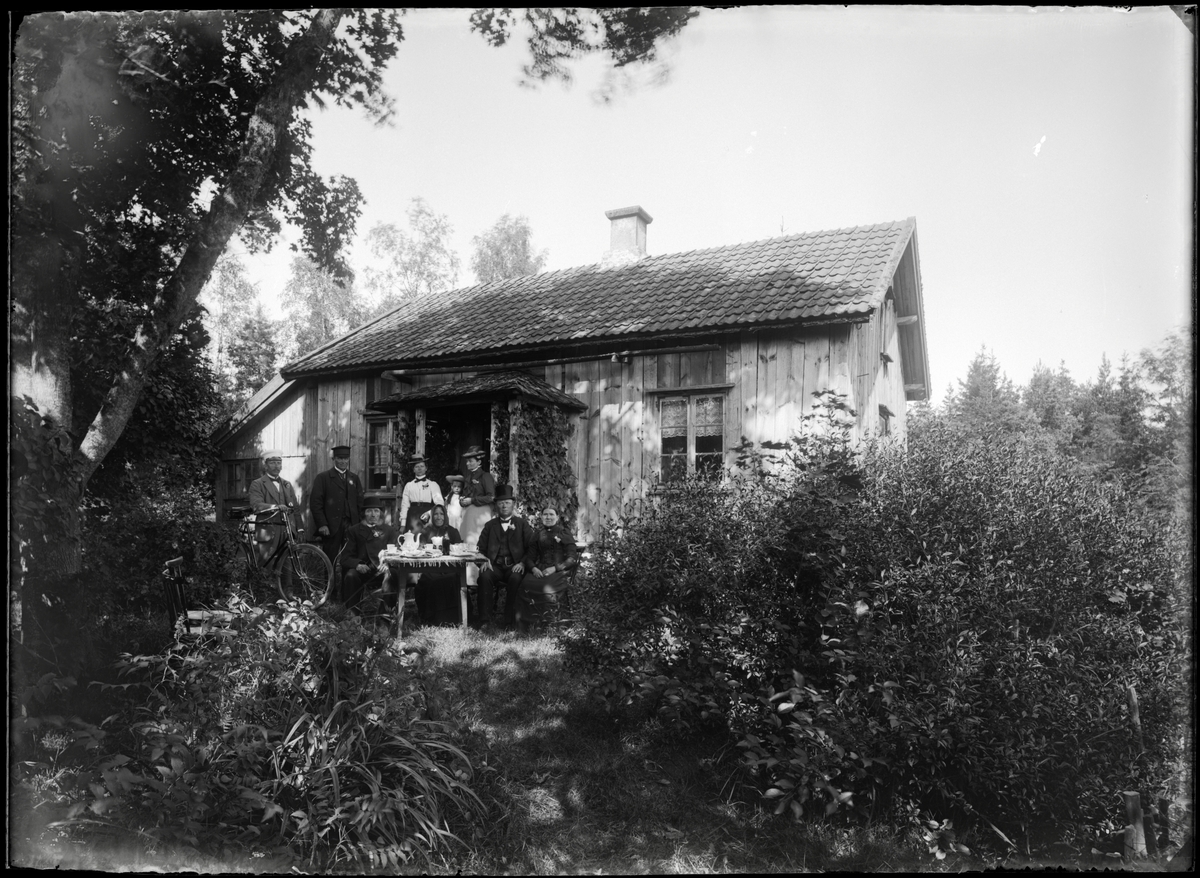 Familj framför hus