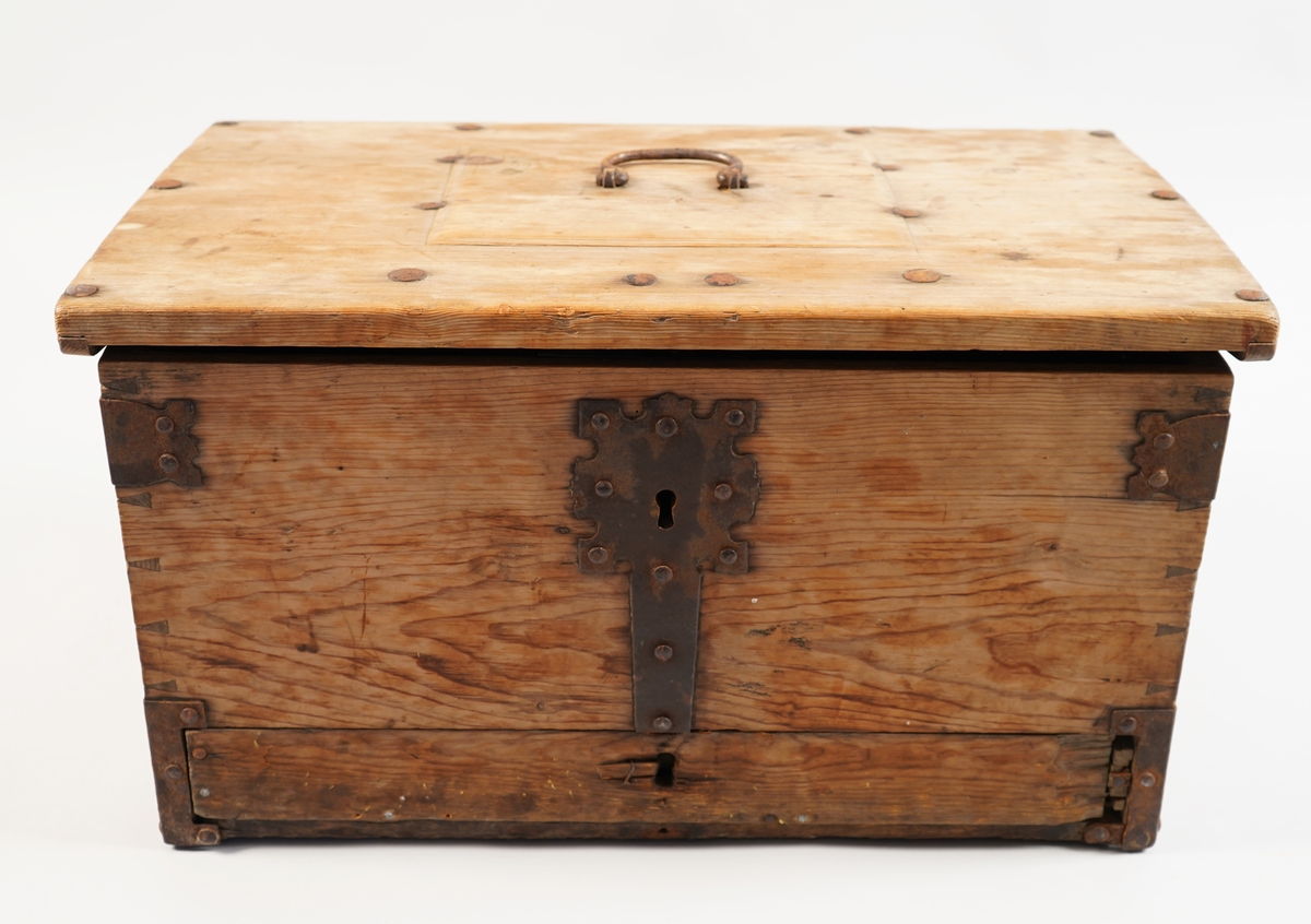 Større skrin med eit større rom øverst. Skrinet har dobbel botn og i dette rommet er det ei uttrekkskuff med 2 rom. Hjørna er halde samam med "sinktapper" og jarnbeslag. Loket har kraftige hengsle som er klinka.