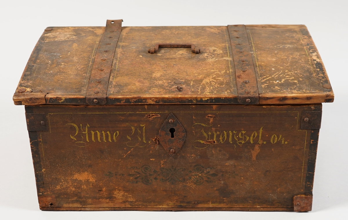 Større låsbart skrin med to paralelle jarn beslag oppå og over loket. Skrinet er halde saman med "sinktapper" i hjørna forsterka med jarnvinkler oppe og nede.