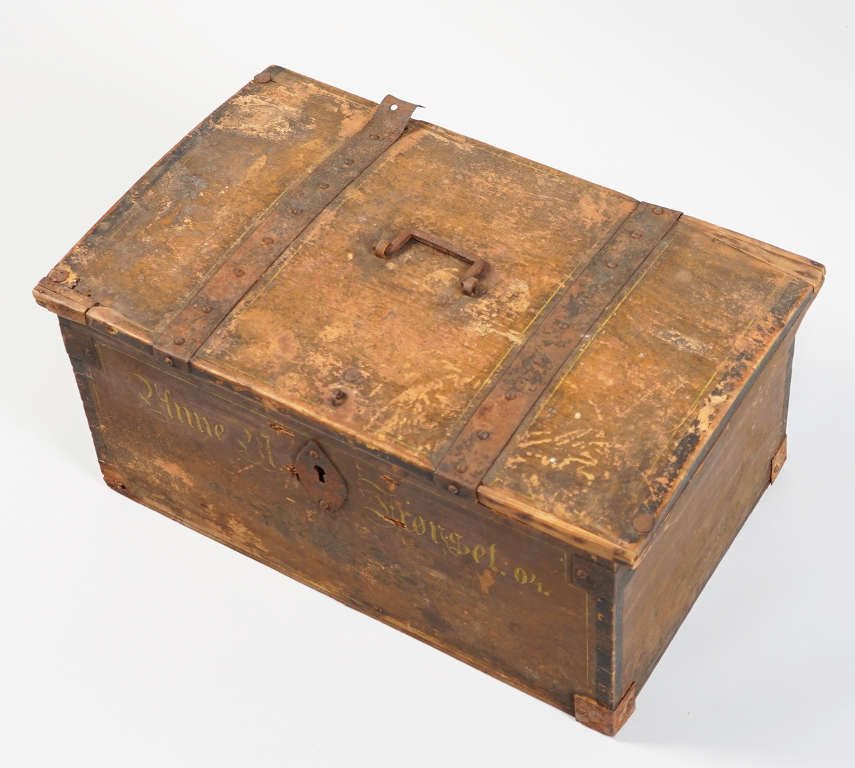 Større låsbart skrin med to paralelle jarn beslag oppå og over loket. Skrinet er halde saman med "sinktapper" i hjørna forsterka med jarnvinkler oppe og nede.