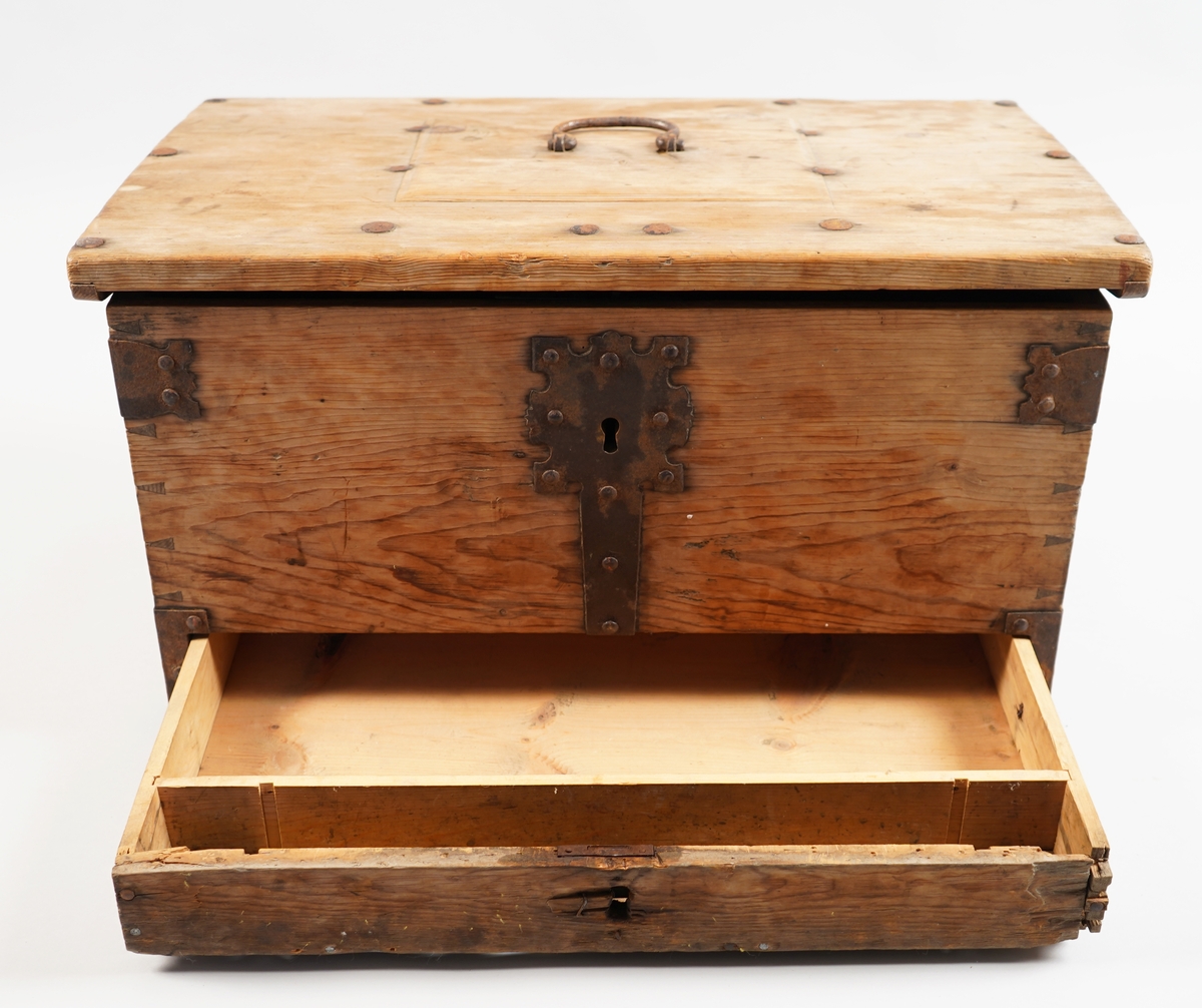 Større skrin med eit større rom øverst. Skrinet har dobbel botn og i dette rommet er det ei uttrekkskuff med 2 rom. Hjørna er halde samam med "sinktapper" og jarnbeslag. Loket har kraftige hengsle som er klinka.