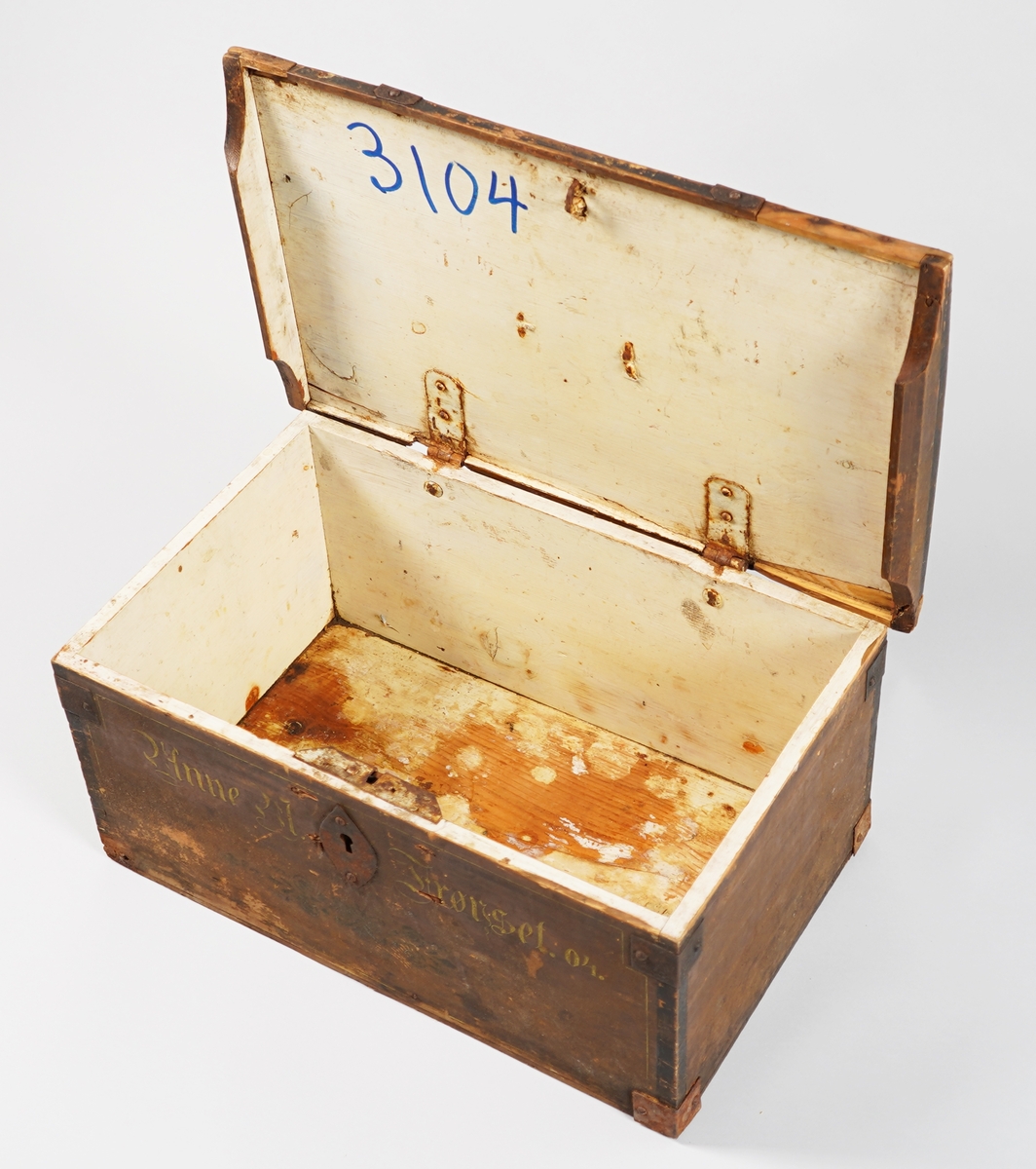 Større låsbart skrin med to paralelle jarn beslag oppå og over loket. Skrinet er halde saman med "sinktapper" i hjørna forsterka med jarnvinkler oppe og nede.